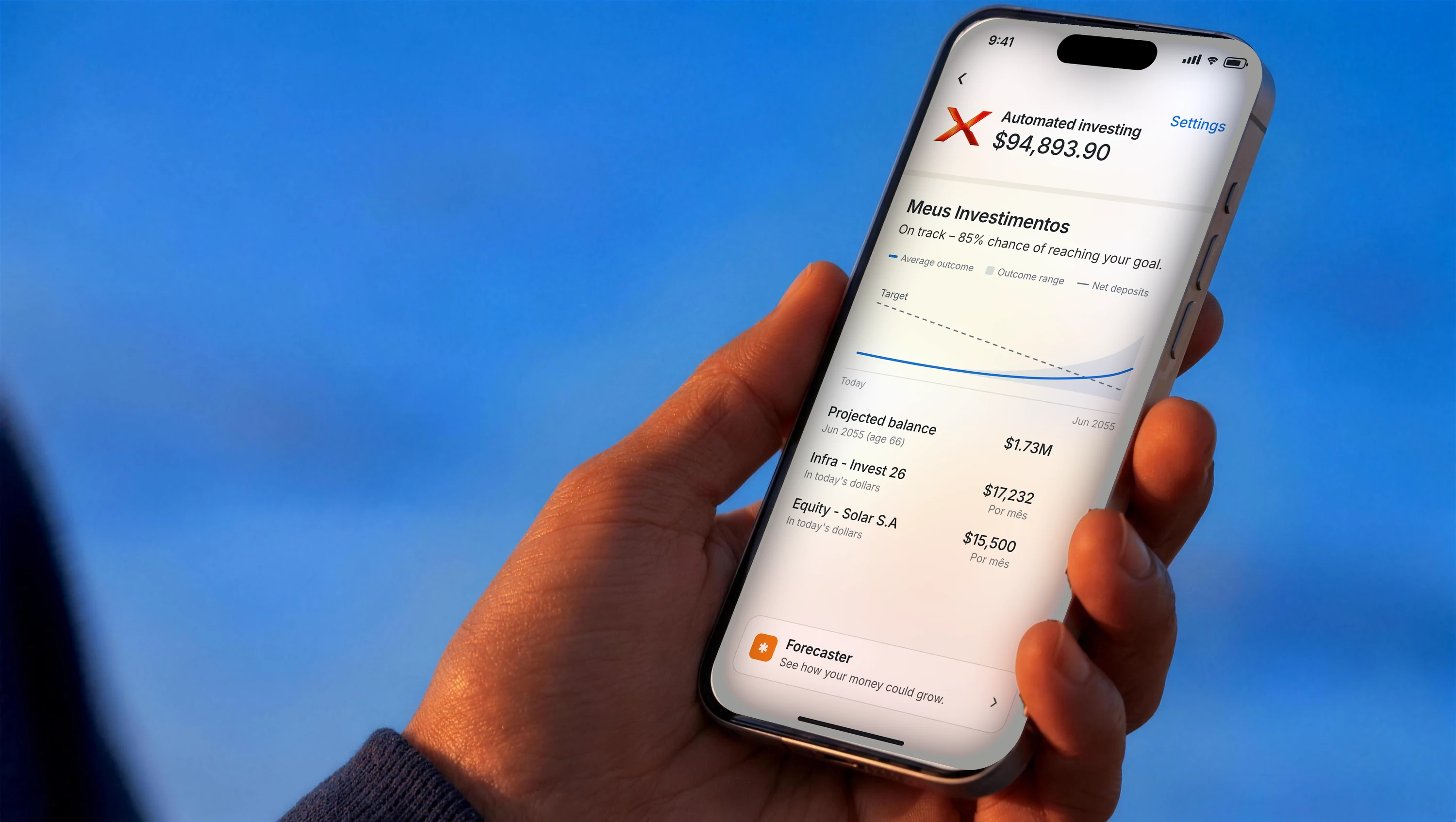 Mão segurando celular com o app MTX sob céu azul